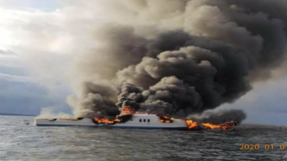 Marina rescata a 12 personas de yate incendiado en Baja California Sur