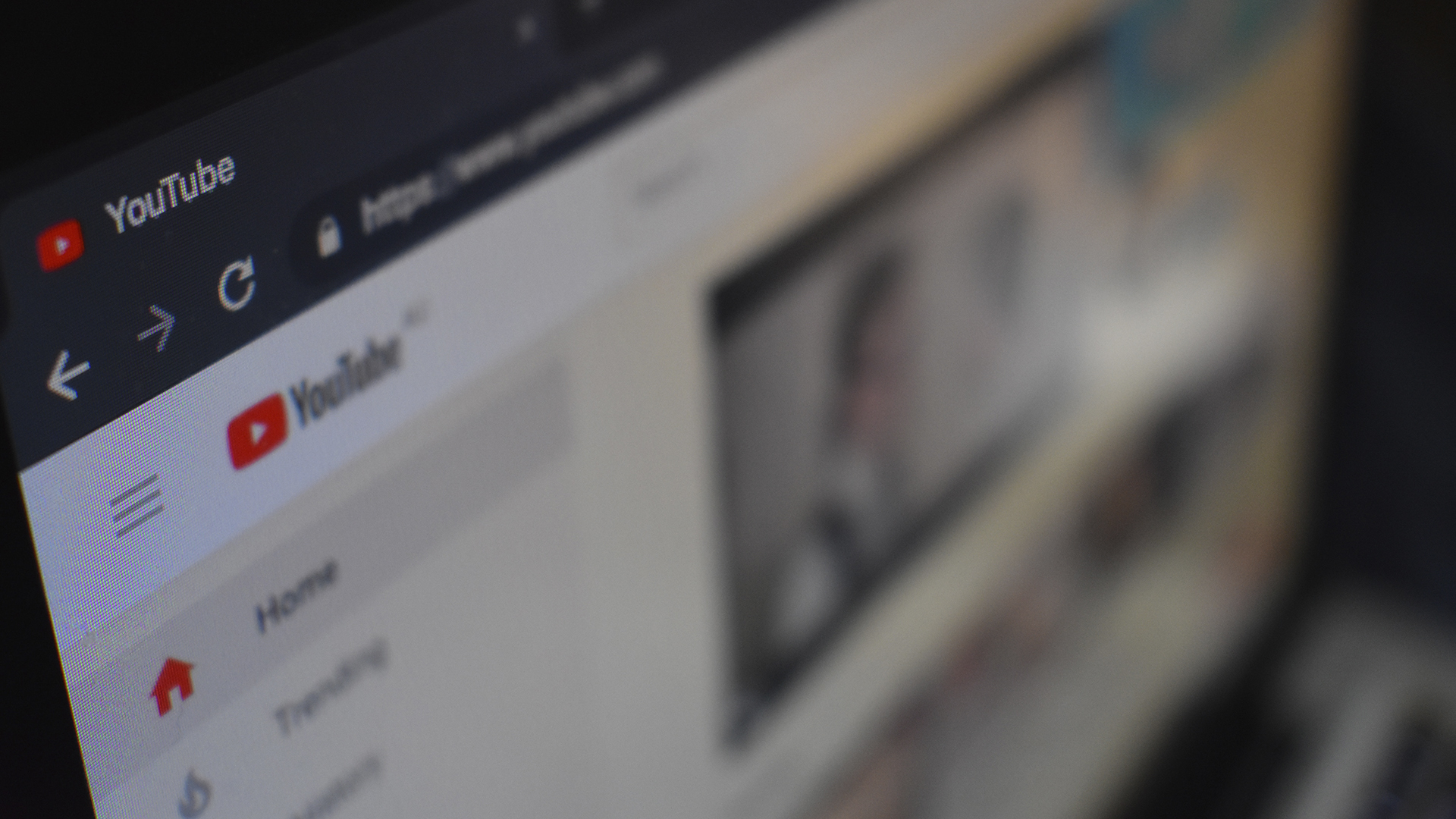 Denuncian que YouTube promueve desinformación acerca del cambio climático