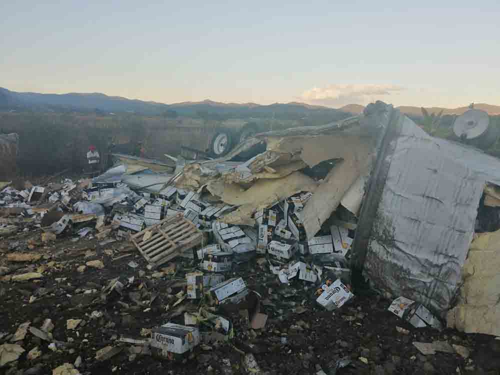 Vuelca tráiler cargado con cervezas en Chiapas; autoridades ejidales evitan rapiña - 1581052187801