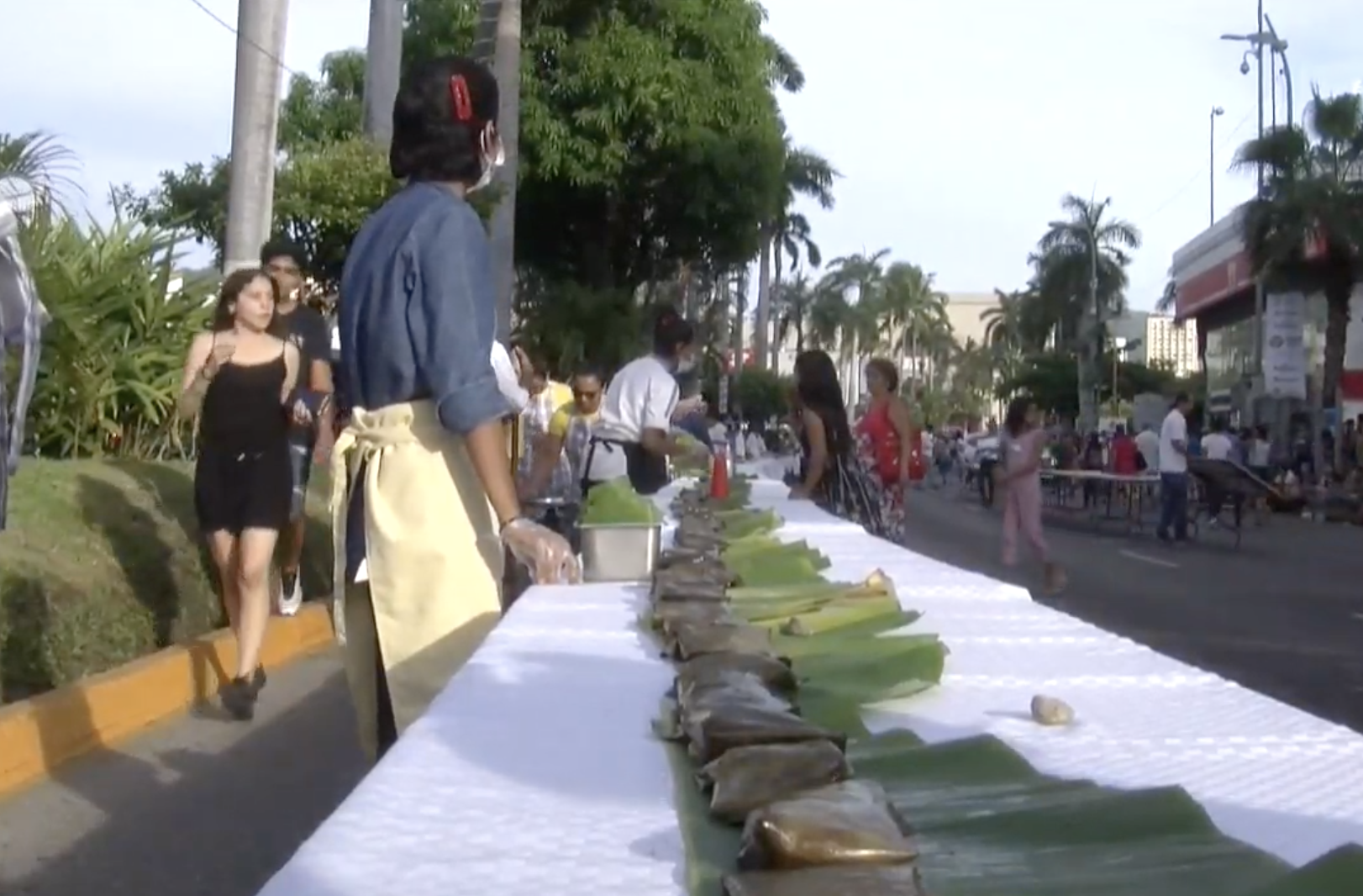 Acapulco ensambla el tamal más grande del mundo