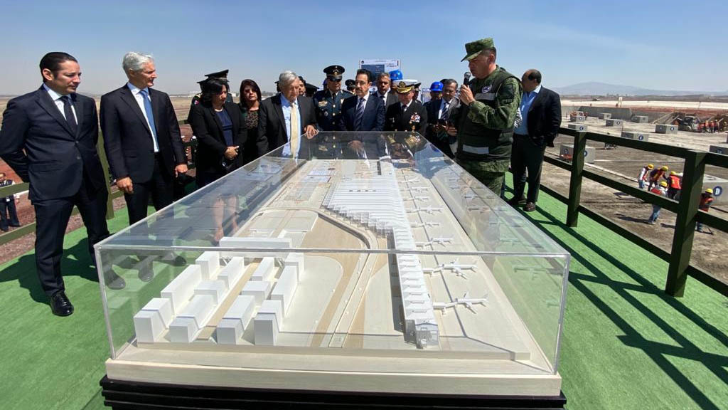 López Obrador y SFP supervisan obras en aeropuerto de Santa Lucía