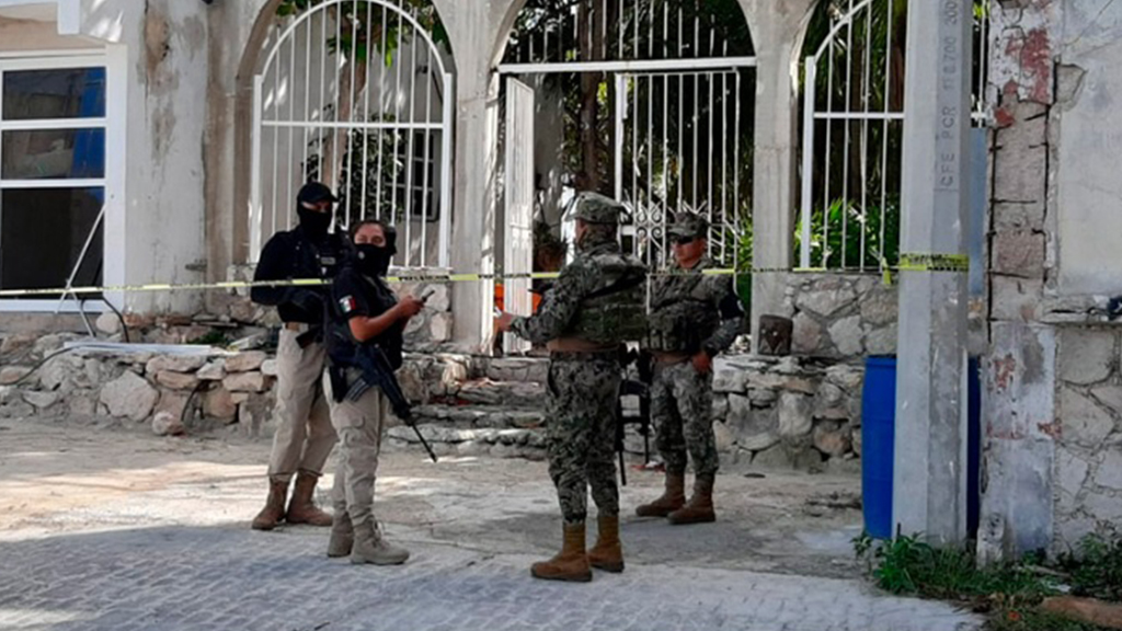 Marinos con insignias de GN agreden en Cancún a dos periodistas