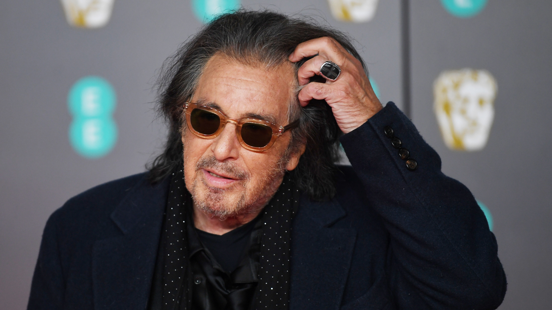Al Pacino se cae en alfombra roja de los premios Bafta