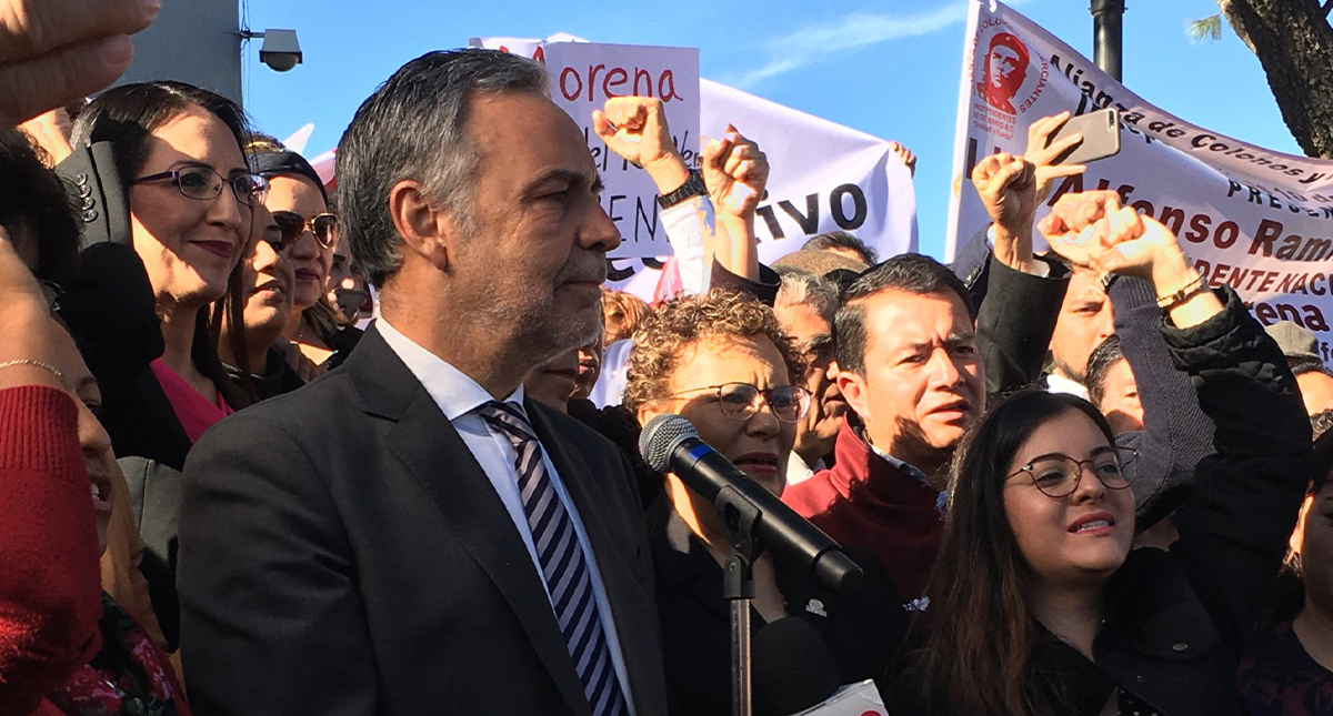 Ramírez Cuéllar acude al INE para acreditarse como presidente interino de Morena