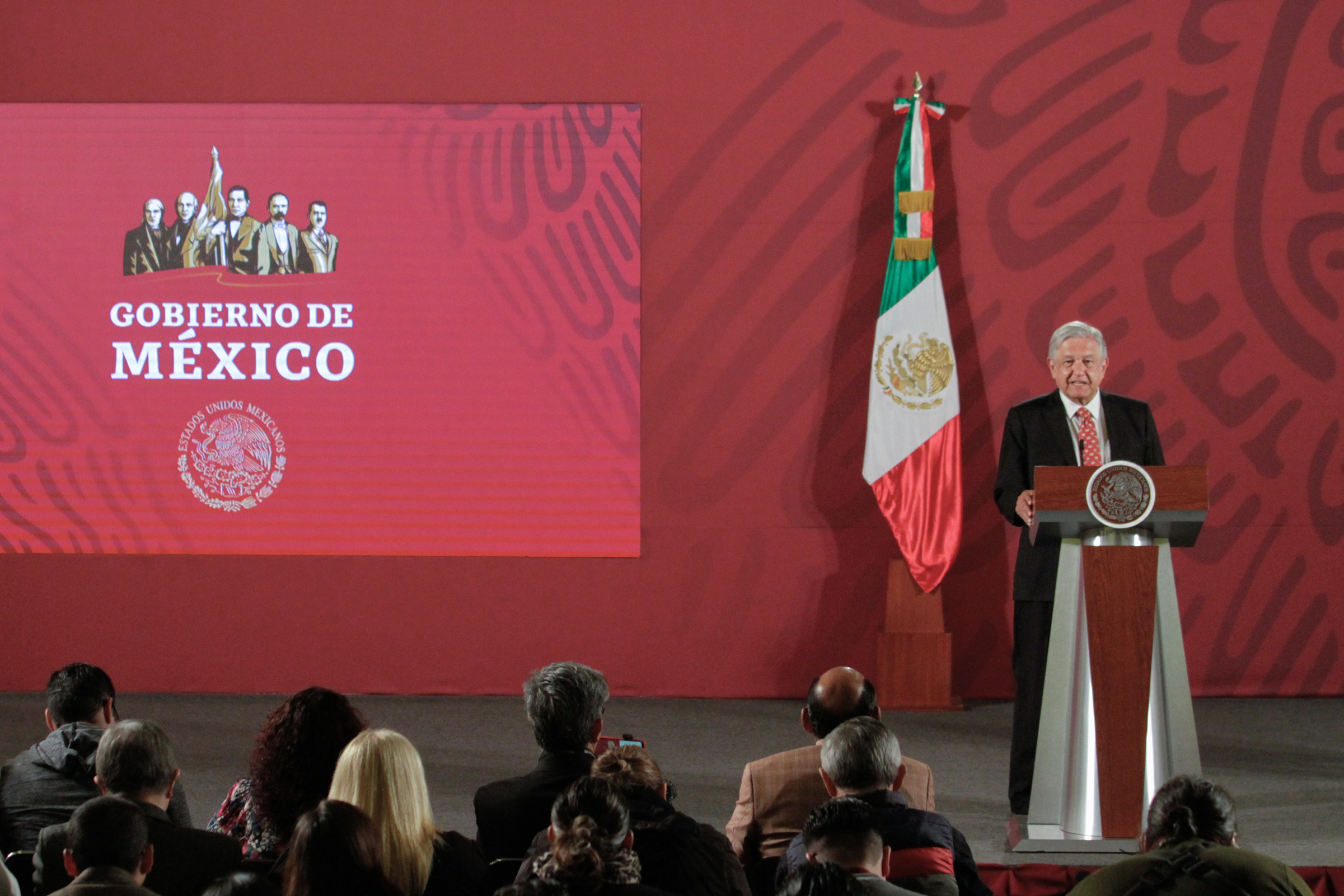 AMLO pide a conservadores no disfrazarse de feministas; conferencia de prensa