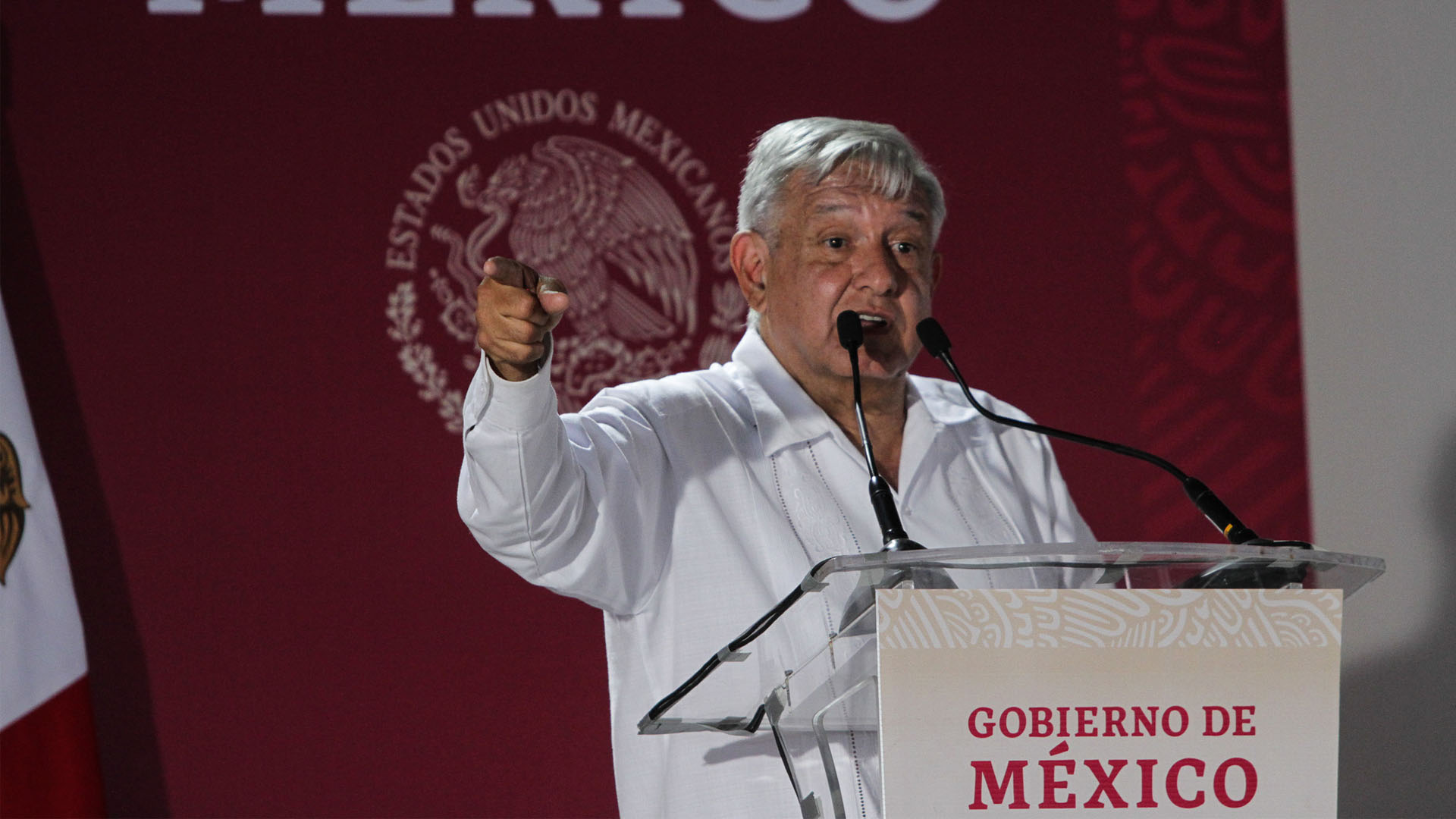 AMLO afirma que burocracia retrasa entrega de programas sociales