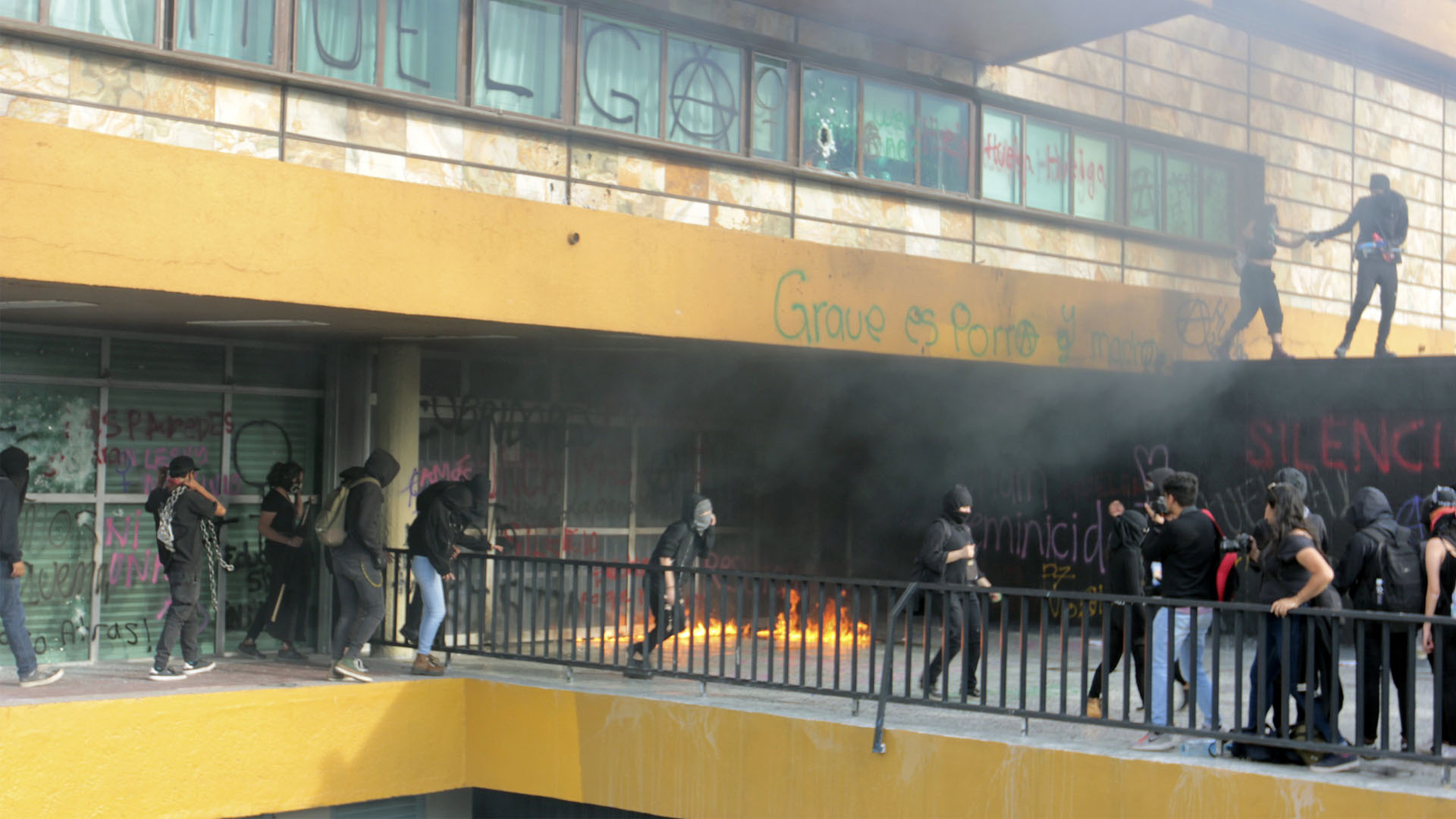 AMLO denuncia “mano negra” tras actos vandálicos en Rectoría