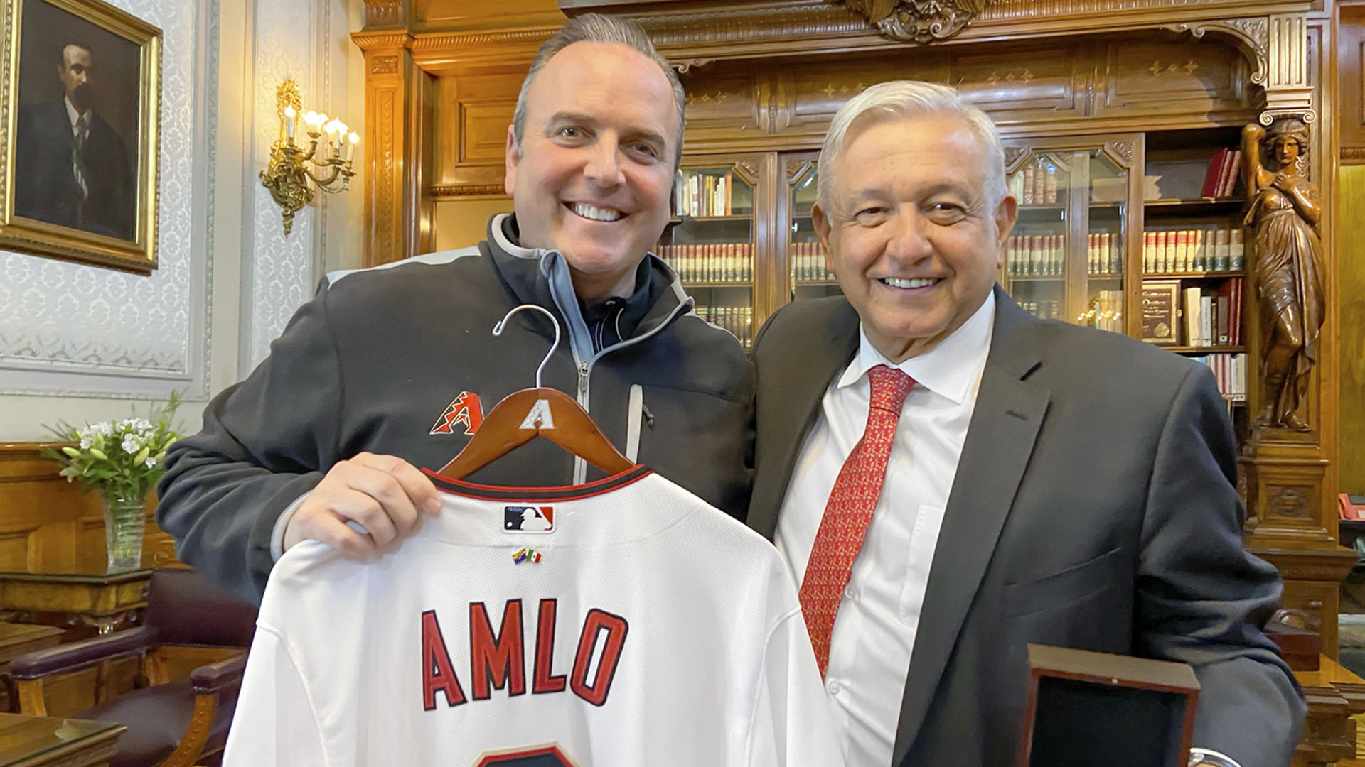 AMLO se reúne con director de los Diamondbacks de Arizona