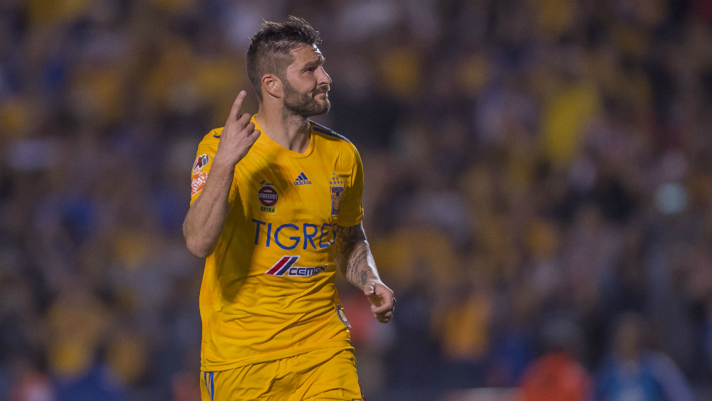 Tigres goleó a Chivas en el Universitario