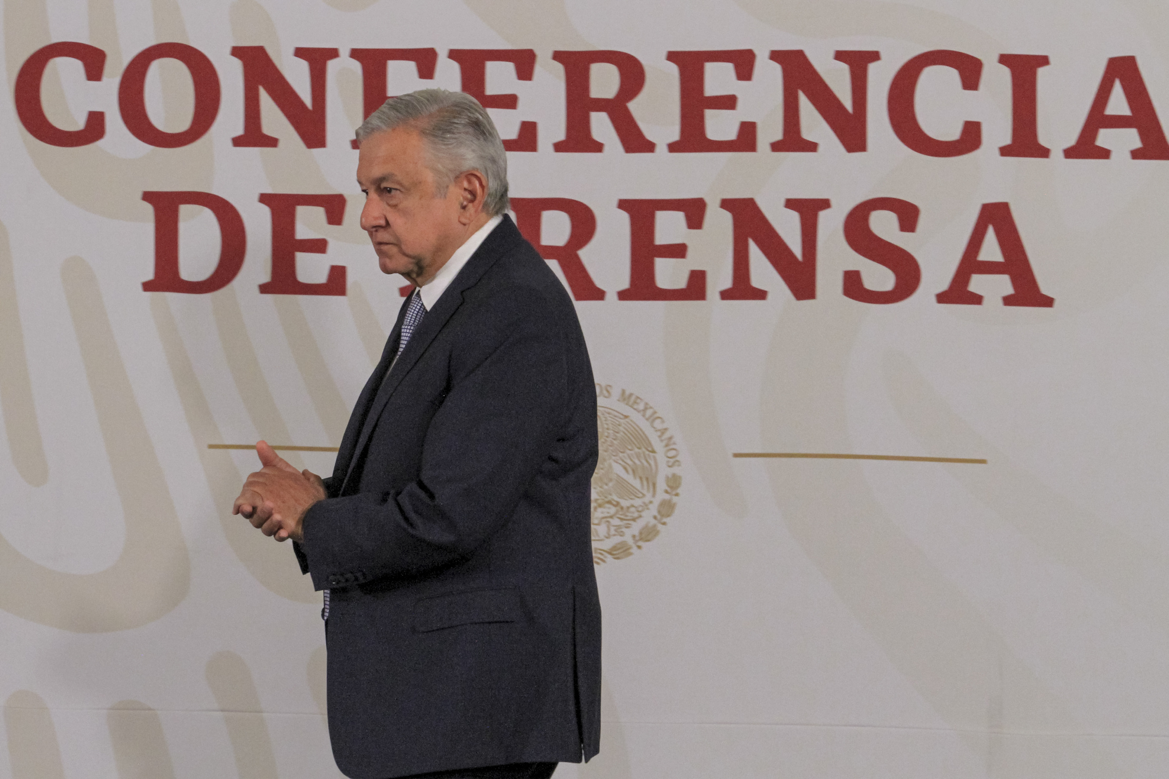 Reconocen desabasto de medicamentos; acusan a intermediarios (Conferencia de prensa)