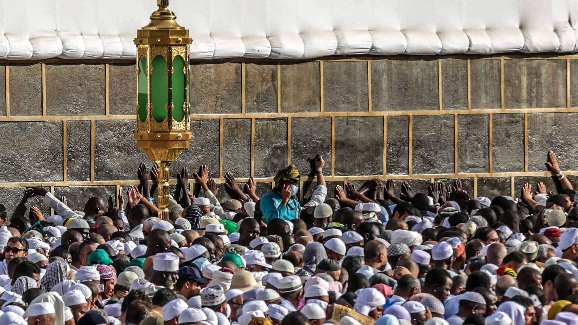 Arabia Saudita suspende entrada de peregrinos a La Meca por COVID-19