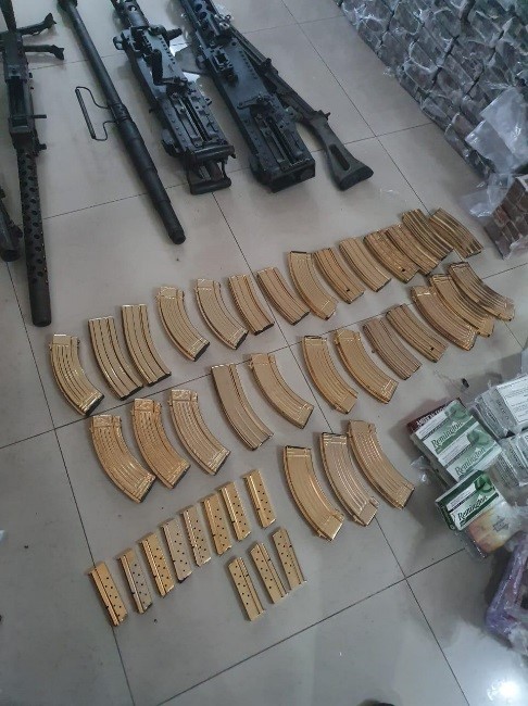 Vinculan a proceso a mujer detenida en posesión de 11 rifles - armas-y-cartuchos-utiles