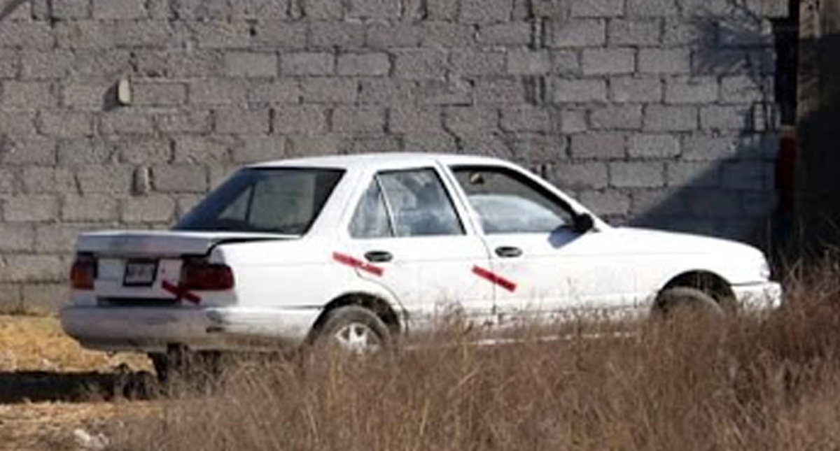 Encuentran a dos hombres asesinados dentro de auto en Ecatepec