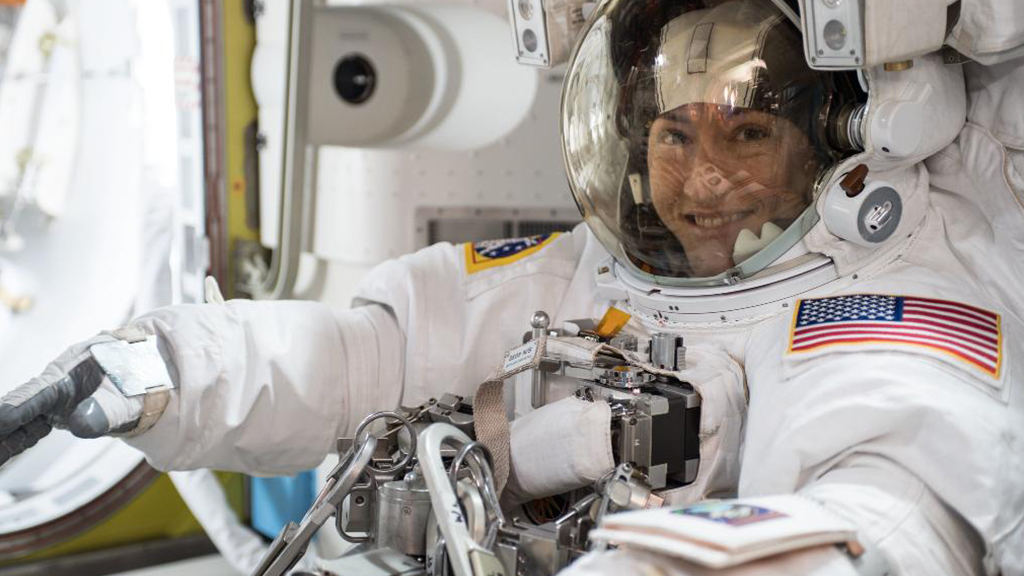 Christina Koch regresa a la Tierra como la mujer con la misión más larga en el espacio