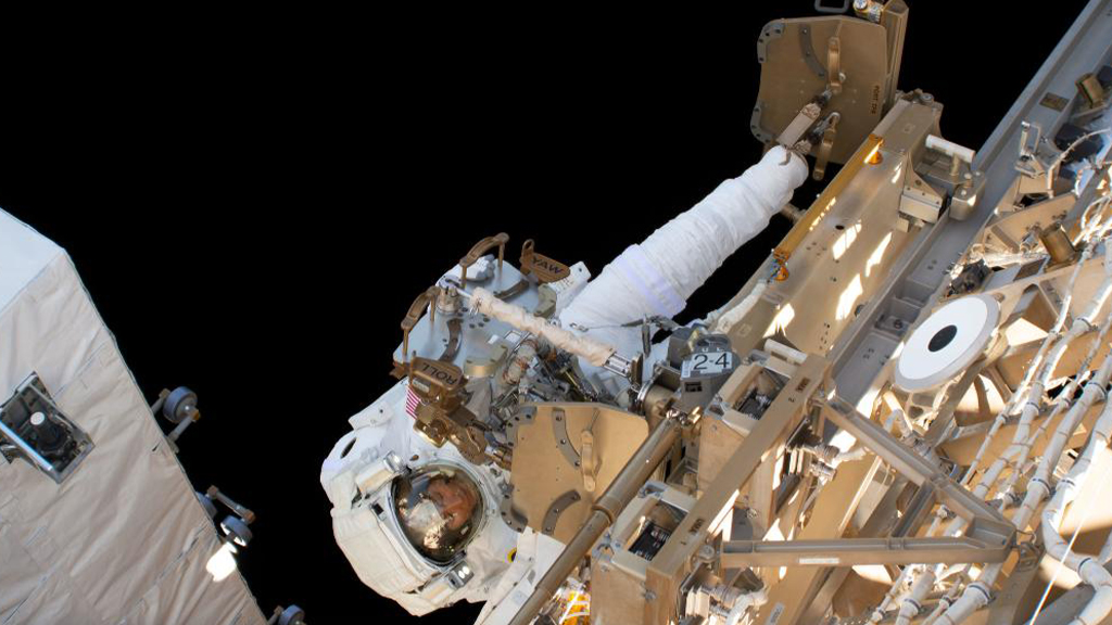 Christina Koch regresa a la Tierra como la mujer con la misión más larga en el espacio - astronauta-estadounidense-desde-el-espacio