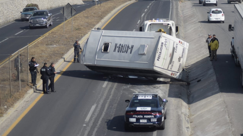 Vuelca autobús en carretera de Hidalgo; reportan 15 lesionados
