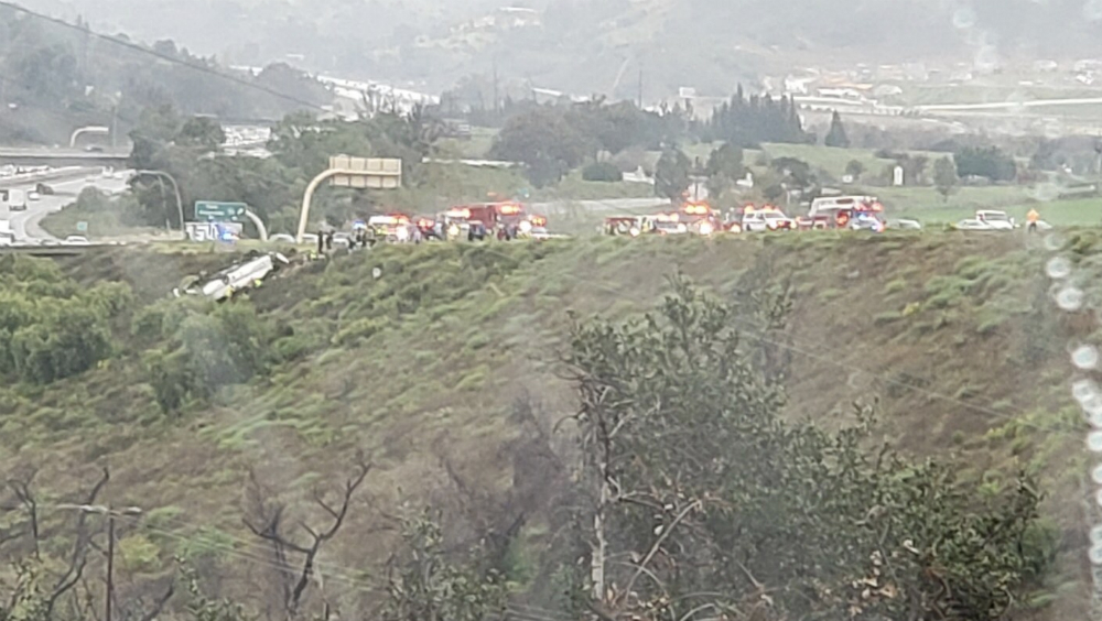 Tres muertos en San Diego tras volcadura de autobús