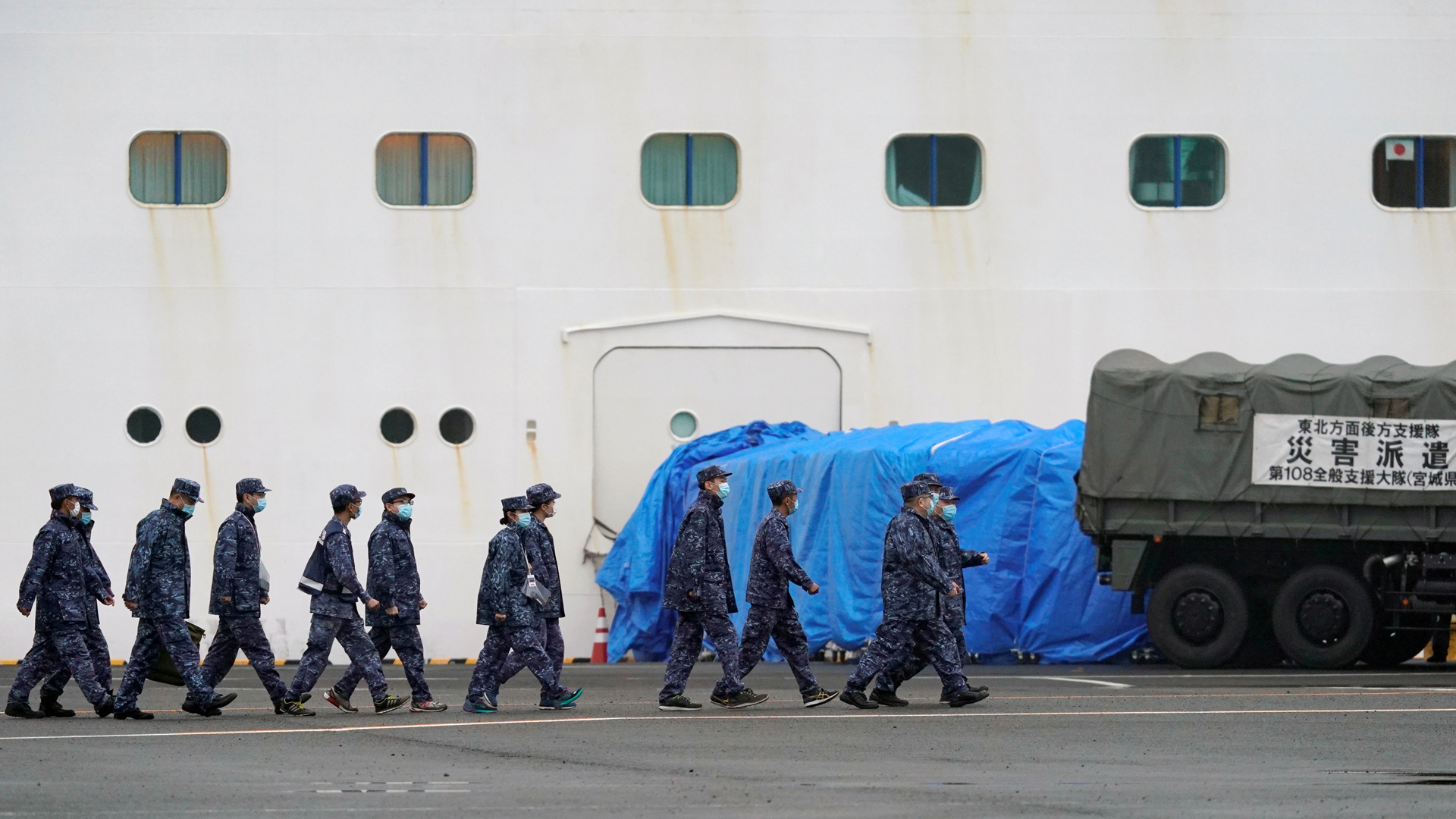 Aumentan casos de Covid-19 a bordo de crucero en cuarentena en Japón - autoridades-sanitarias-hacia-el-crucero-princess