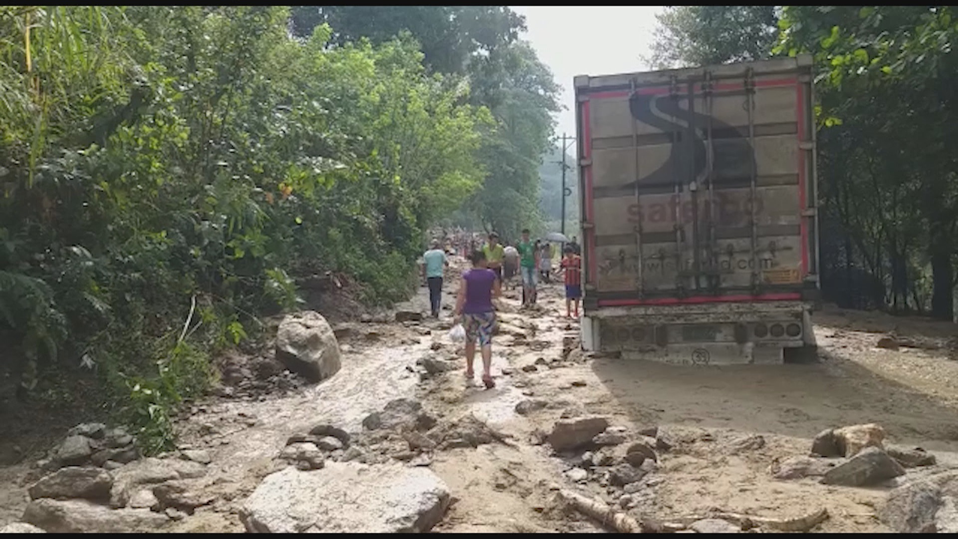 #Video Rescatan a bebé tras avalancha en Colombia