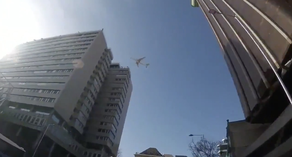 #Video Reacciones de la gente en Madrid por sobrevuelo de avión de Air Canadá