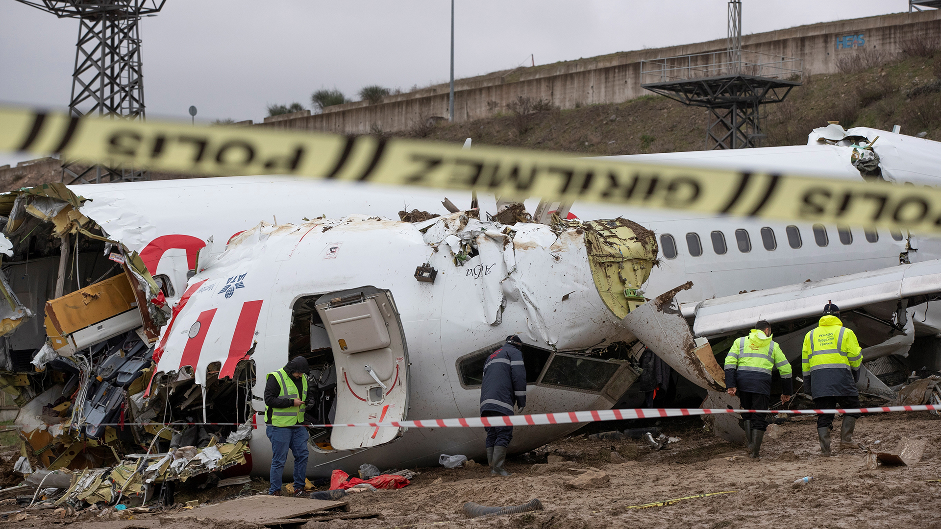 Continúa investigación de accidente de avión en Turquía - avion-siniestrado-en-estambul