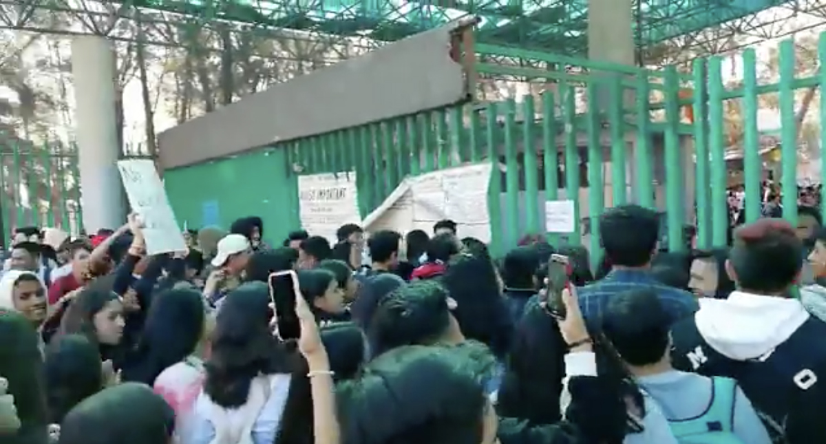 Alumnos encapuchados se manifiestan en el Bachilleres 6; piden destitución de la directora