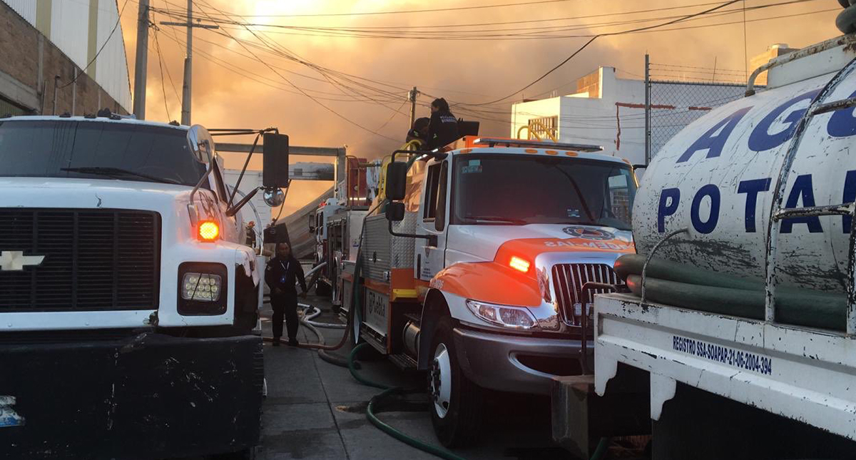#Video Incendio consume fábrica en Centro de Puebla - bomberos-en-atencion-de-incendio-de-fabrica