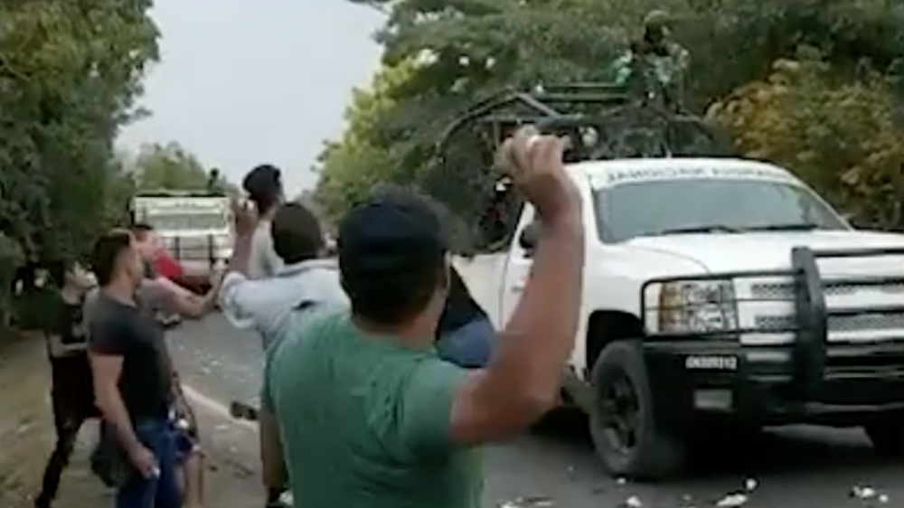 Atacan con huevos a elementos de la Guardia Nacional en Michoacán