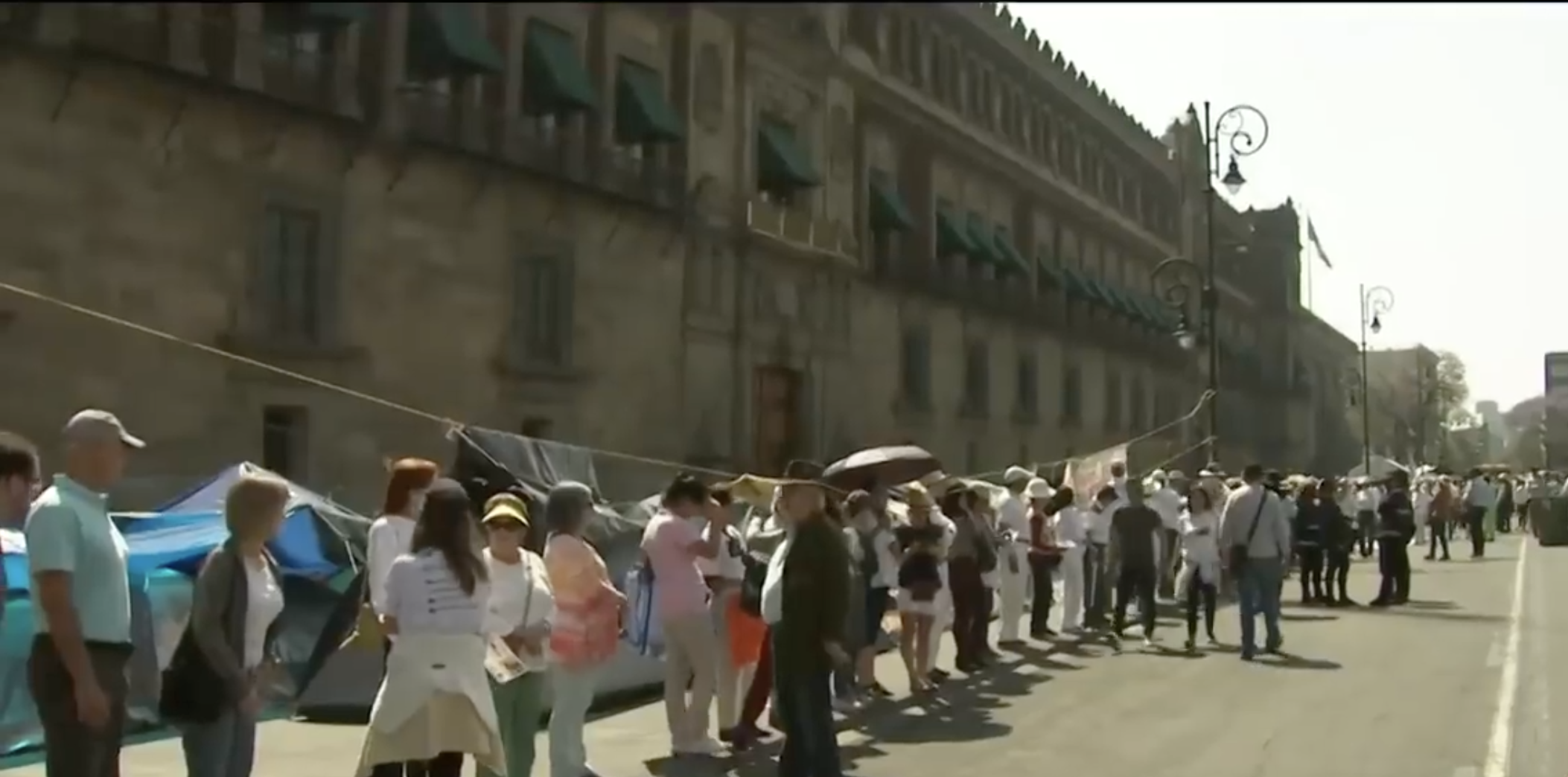 Cadena humana frente a Palacio Nacional, exigen autonomía del INE