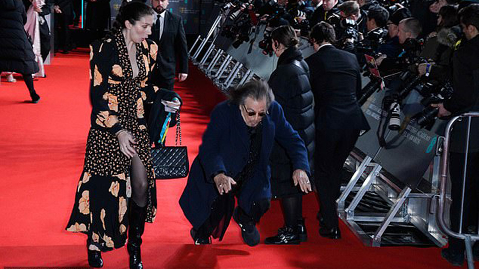 Al Pacino se cae en alfombra roja de los premios Bafta - caida-de-al-pacino-en-alfombra-roja-de-los-premios-bafta