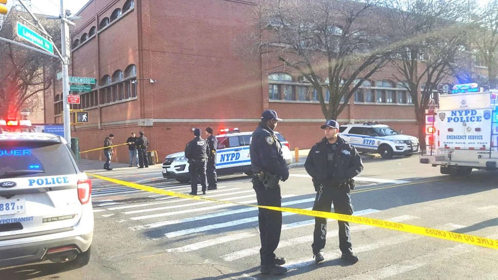 #Video Sujeto desata tiroteo en estación de policía de Nueva York