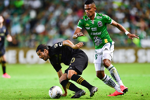 #Video Aficionados del León y LAFC intercambian playeras tras partido - carlos-vela-durante-partido-contra-el-leon