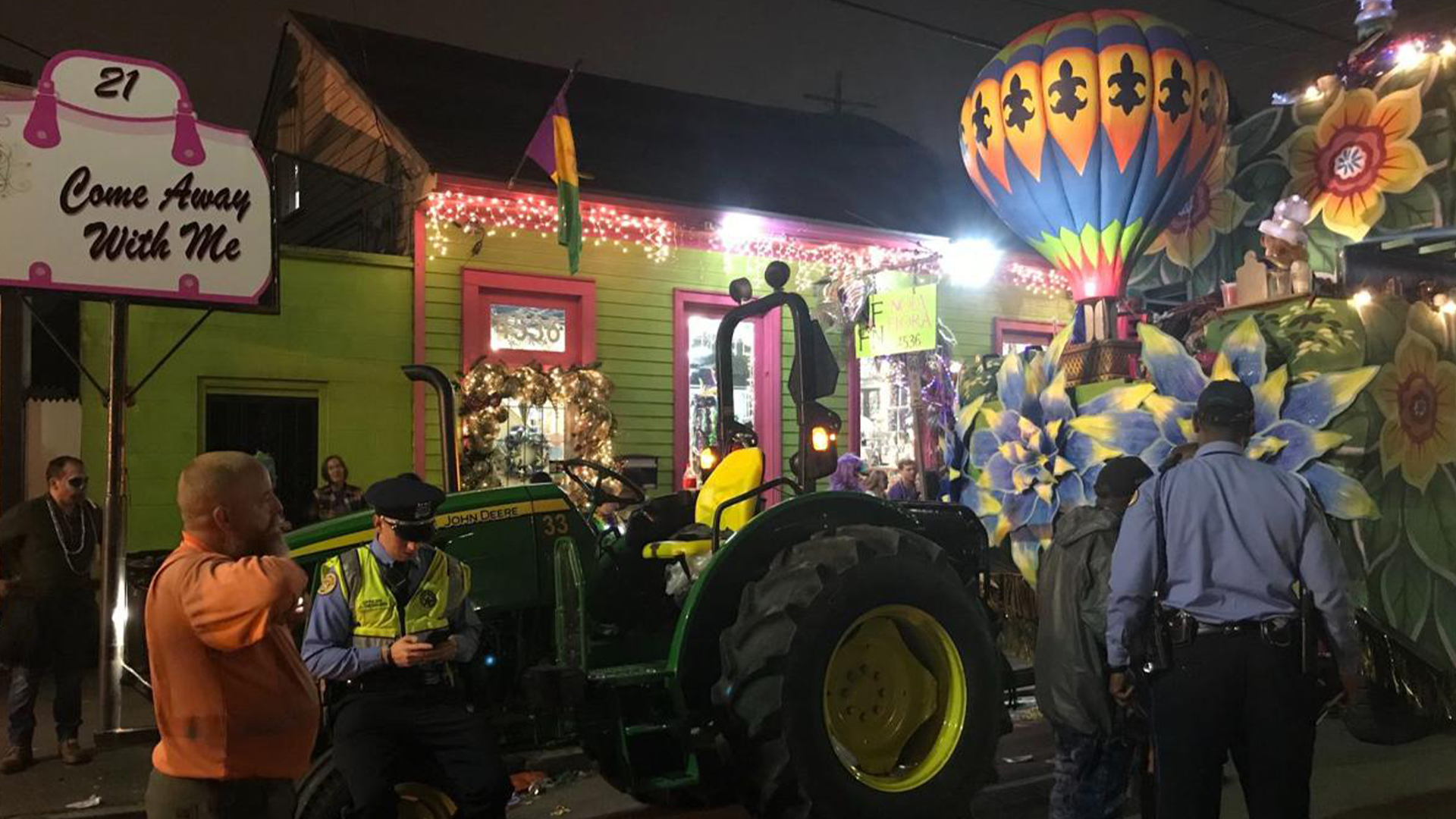 Mujer muere atropellada por carro alegórico en desfile de Nueva Orleans - carroza-implicada-en-atropello-de-mujer