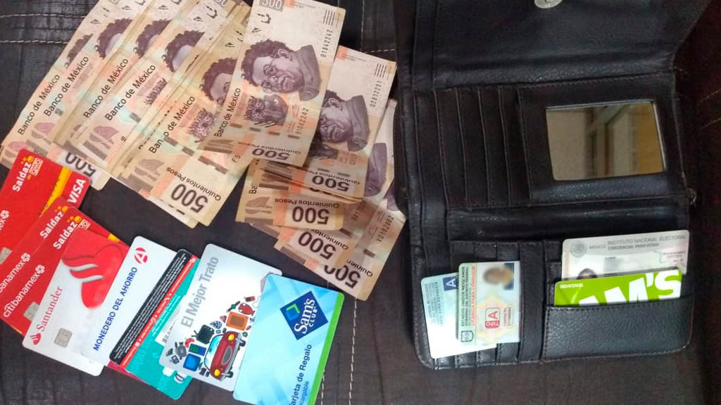 Policías capitalinos devuelven cartera extraviada con 10 mil pesos