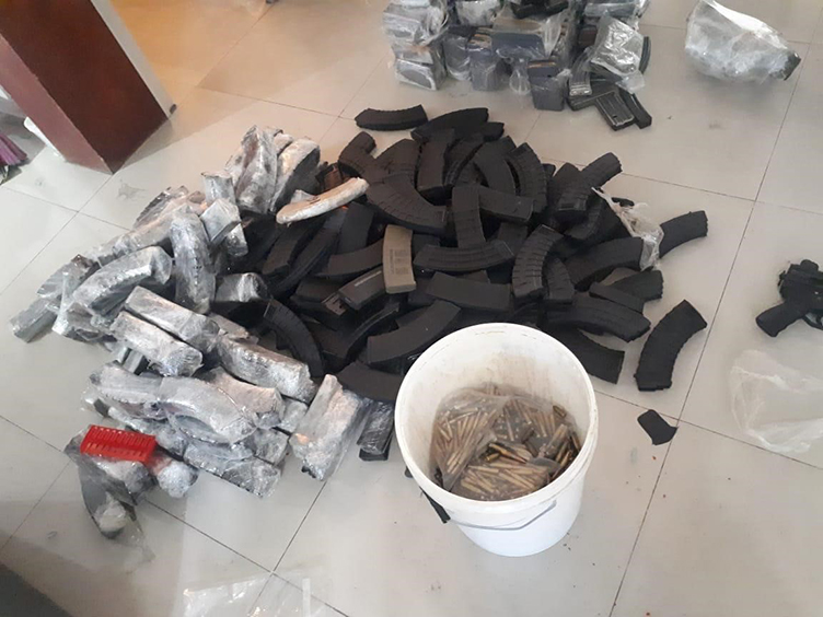 Vinculan a proceso a mujer detenida en posesión de 11 rifles - cartuchos-utiles