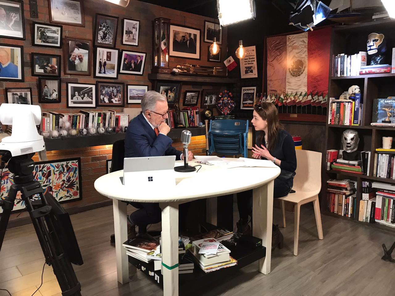 Maryfer Centeno analiza las firmas de Emilio Lozoya y Joaquín Sabina