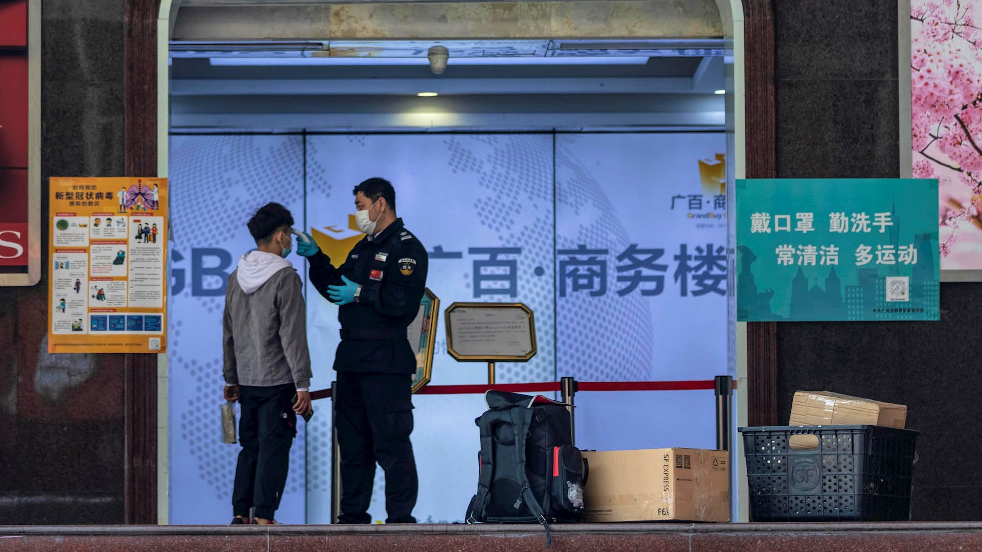 China eleva a 2 mil 442 los muertos por Covid-19