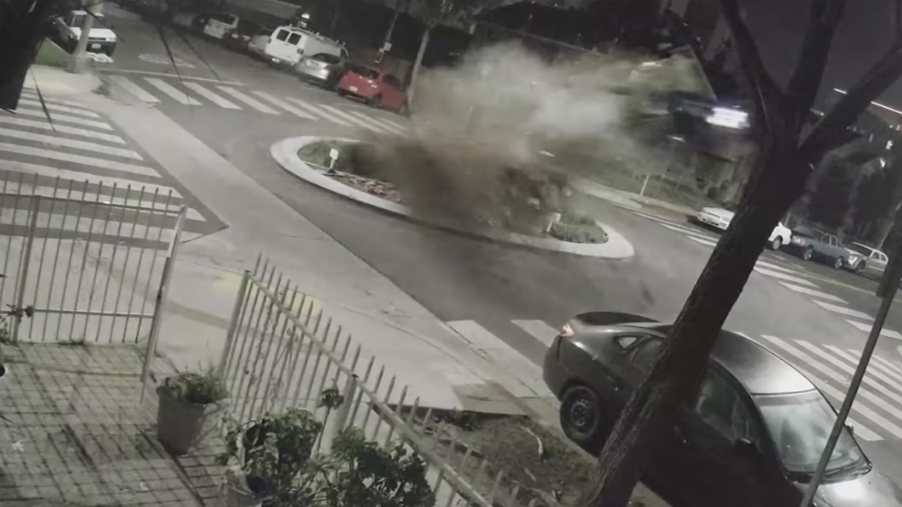 #Video Conductora choca contra rotonda y vuela varios metros