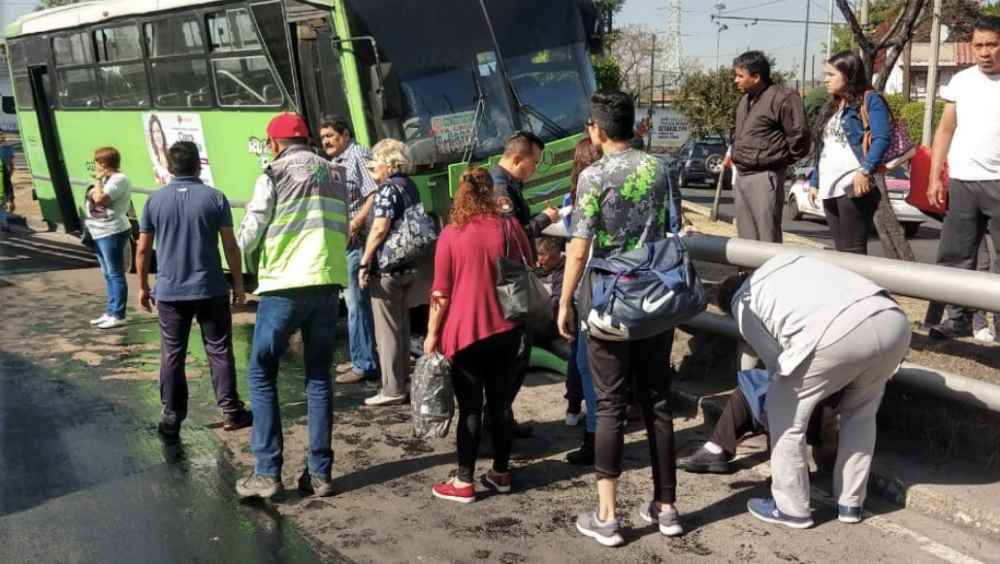 #Video Autobús del transporte público choca en Iztapalapa