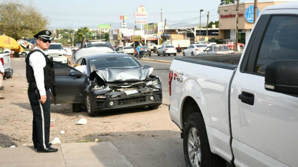 Chocan vehículos que acompañaban caravana de AMLO en Culiacán