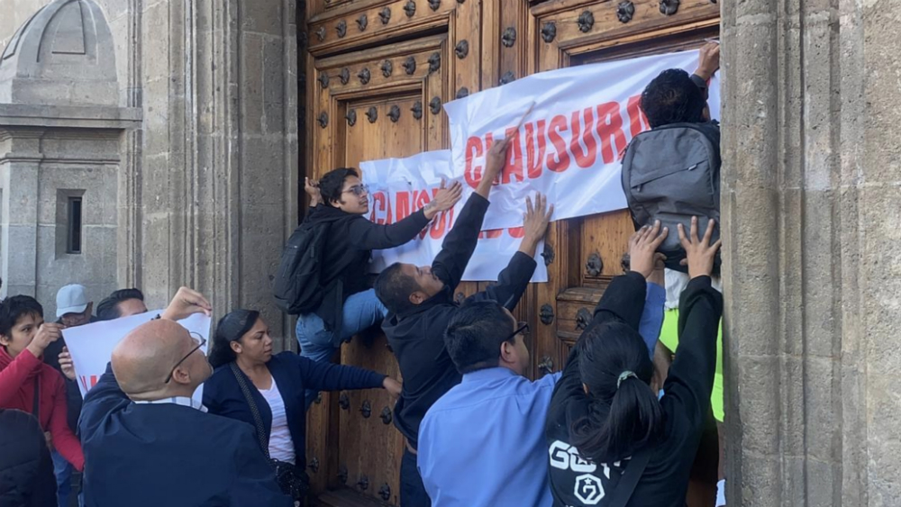 ‘Clausuran’ Palacio Nacional por falta de medicamentos y tratamientos contra cáncer y VIH