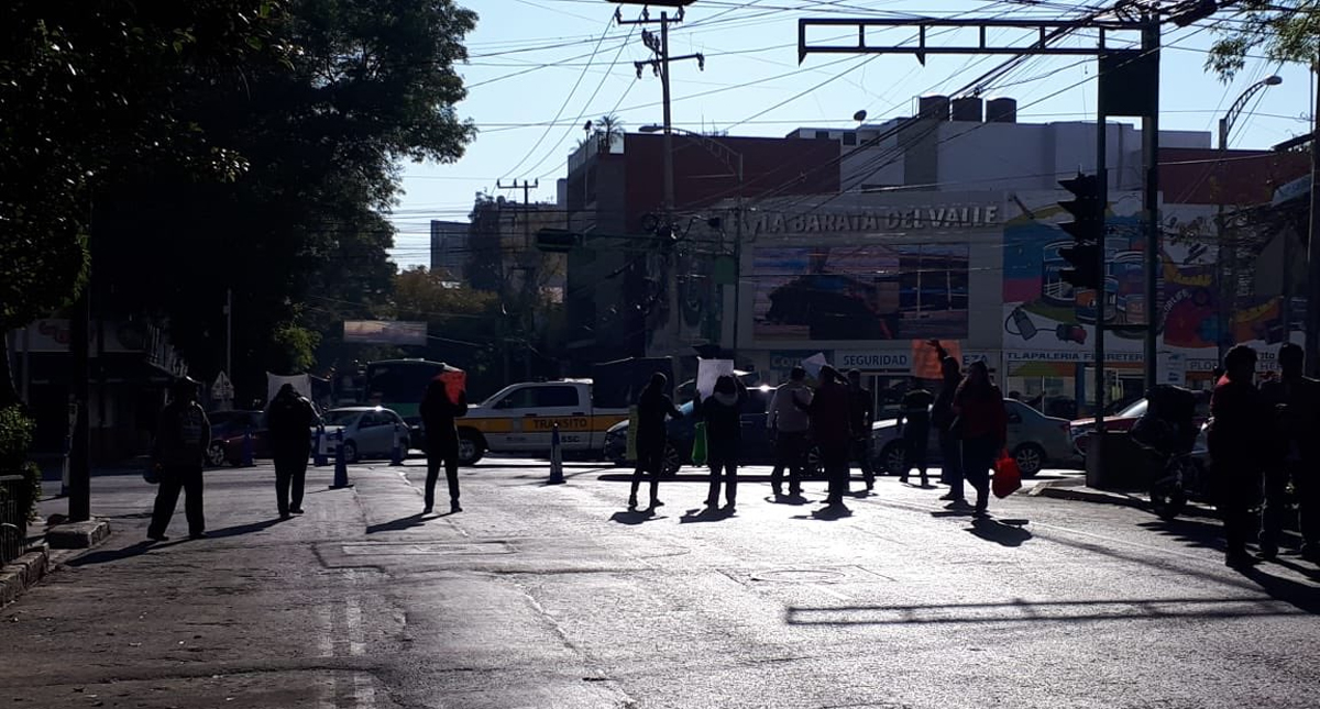 Padres de familia cierran calle en la Del Valle para exigir expulsión de alumno