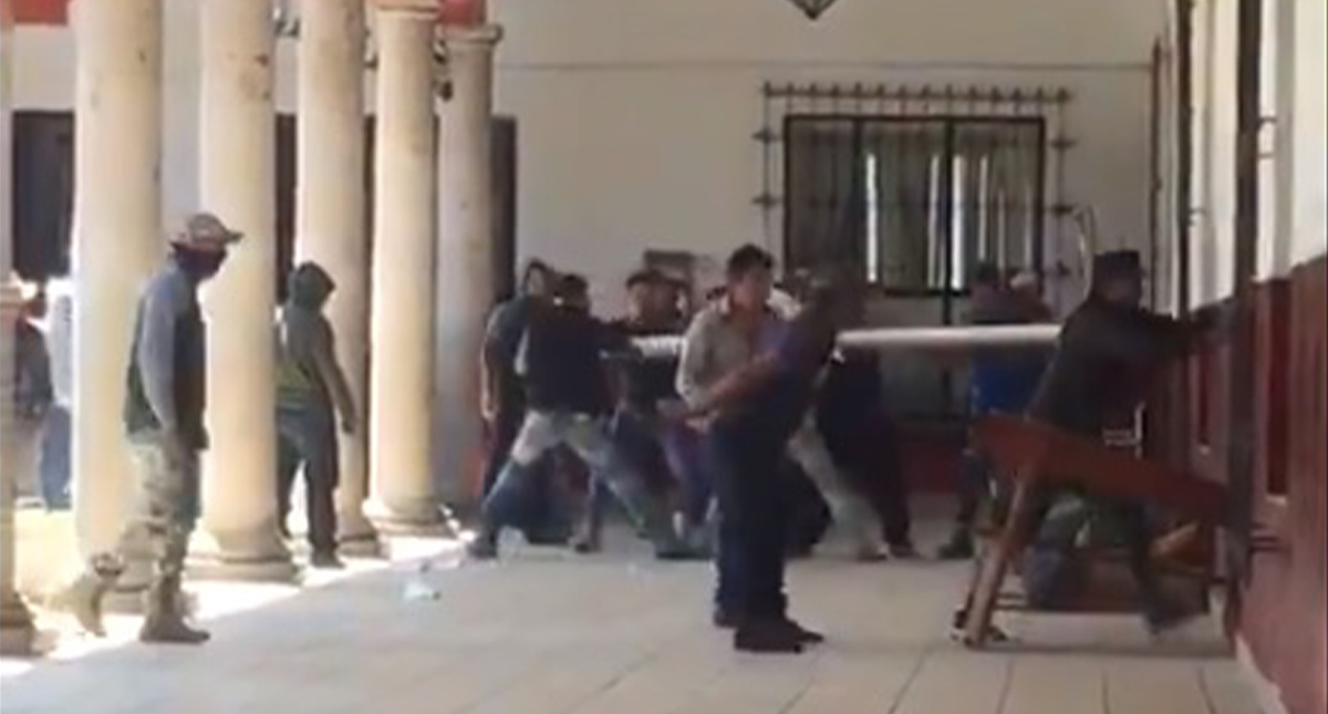 #Video Comuneros denuncian detención arbitraria en Paracho tras vandalizar alcaldía