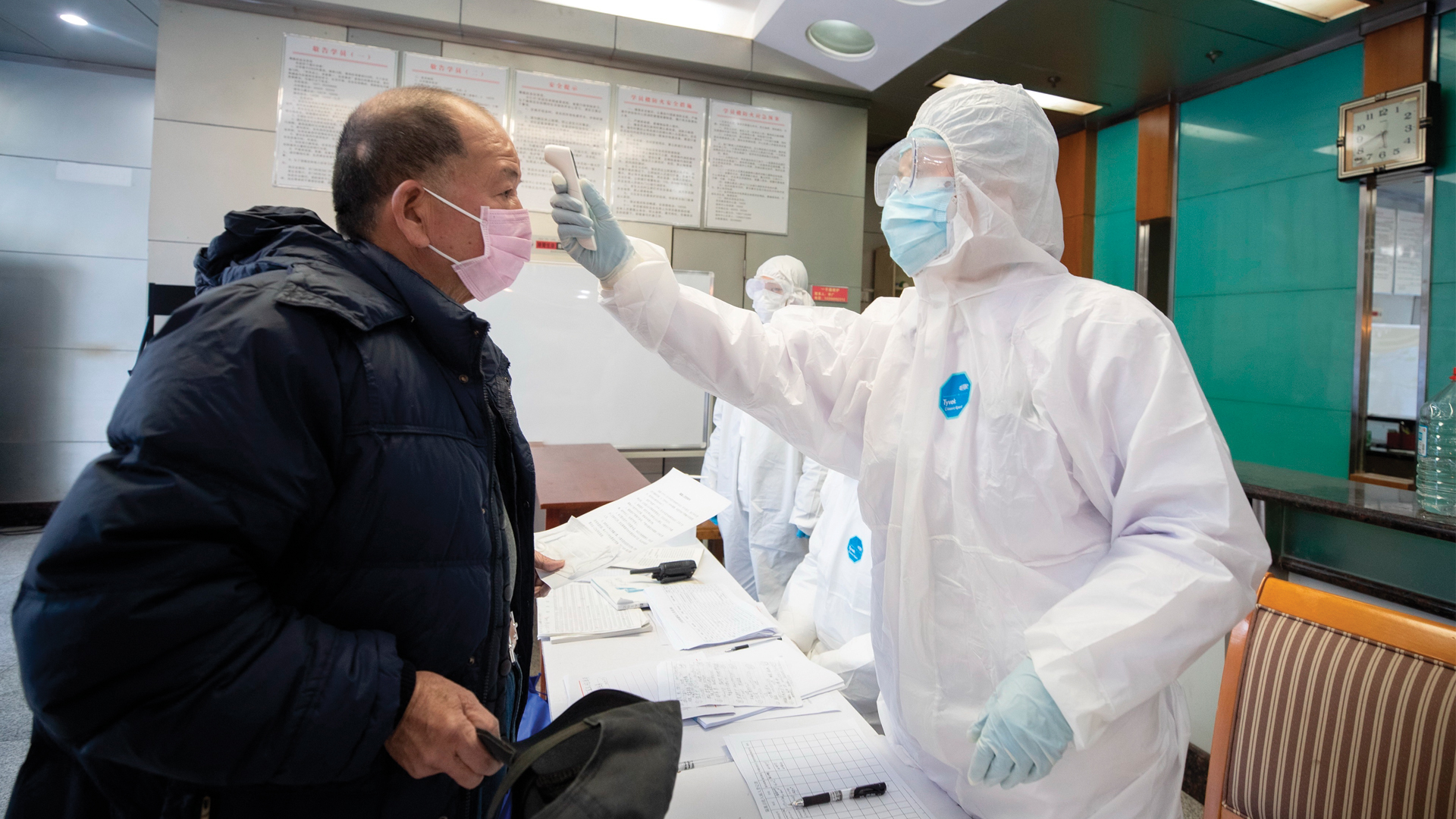 China eleva a 563 los muertos por coronavirus