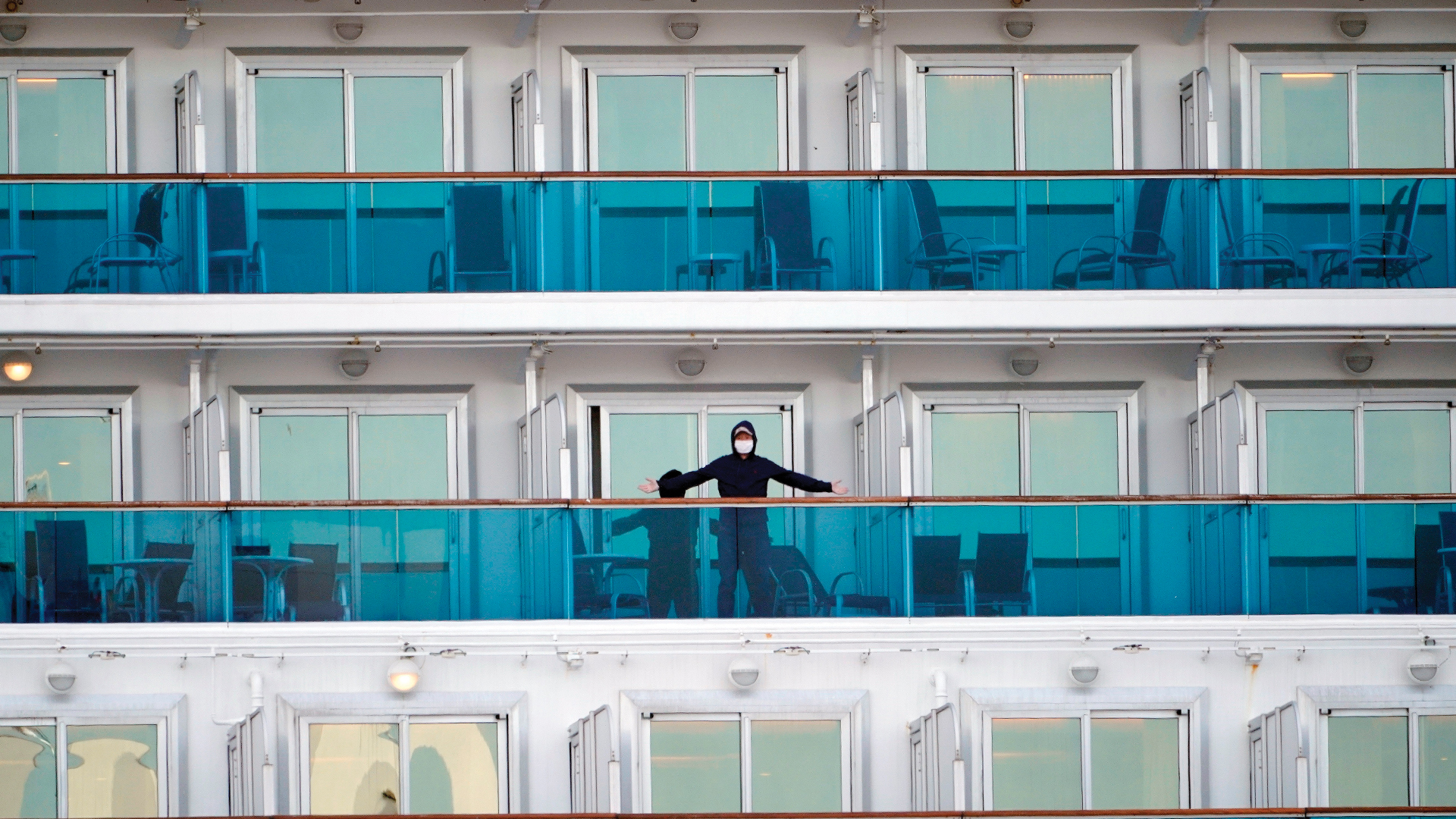 Confirman tres nuevos casos de coronavirus en crucero anclado en Yokohama