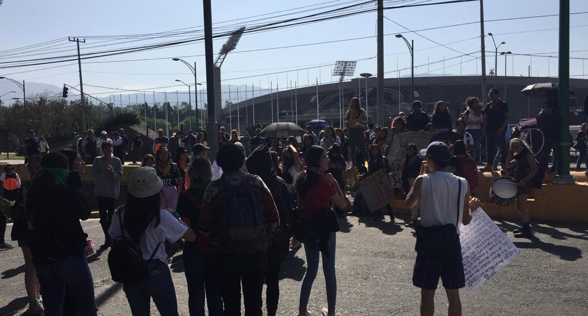 Estudiantes del CCH Sur y CCH Oriente bloquean Insurgentes Sur a la altura de CU