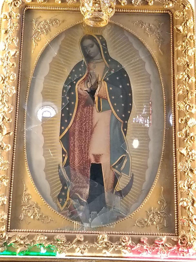 #Video Hombre apedrea imagen de la Virgen en Catedral de Guadalajara - danos-al-lienzo-de-la-virgen-de-guadalupe-dentro-de-la-catedral-de-guadalajara