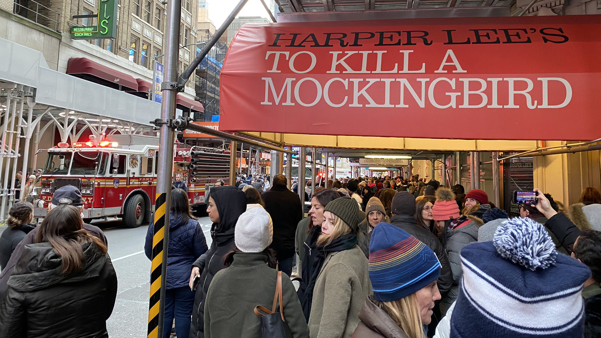 #Video Suspenden función del musical Jagged little pill por gas pimienta - desalojo-del-musical-jagged-little-pill