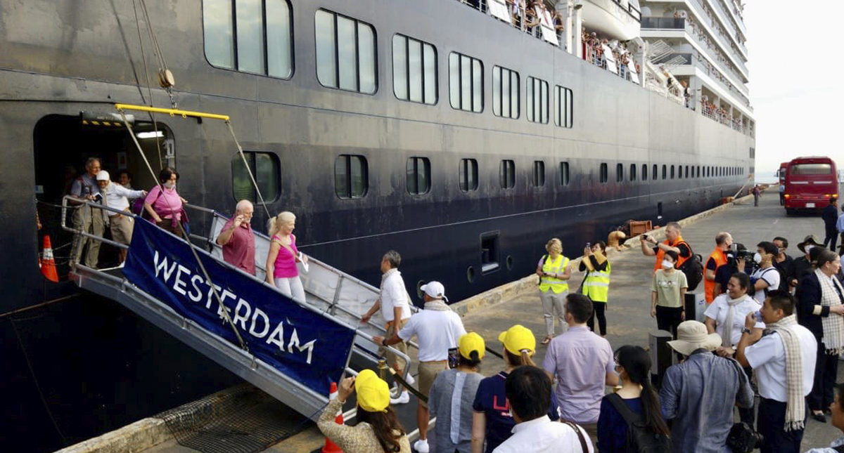 Pasajeros de crucero desembarcan en Camboya tras sospecha de Covid-19 Pasajeros de crucero desembarcan en Camboya tras sospecha de Covid-19