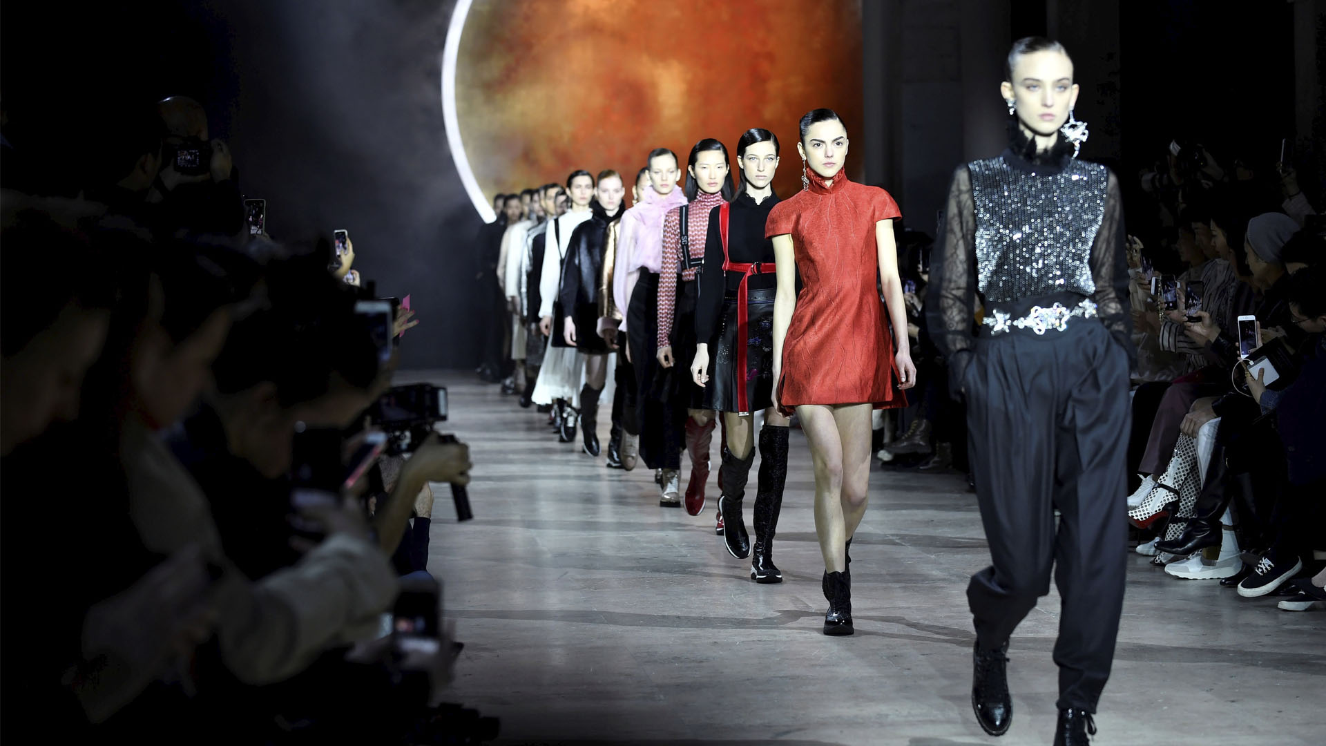 Firmas chinas cancelan desfiles en París por coronavirus